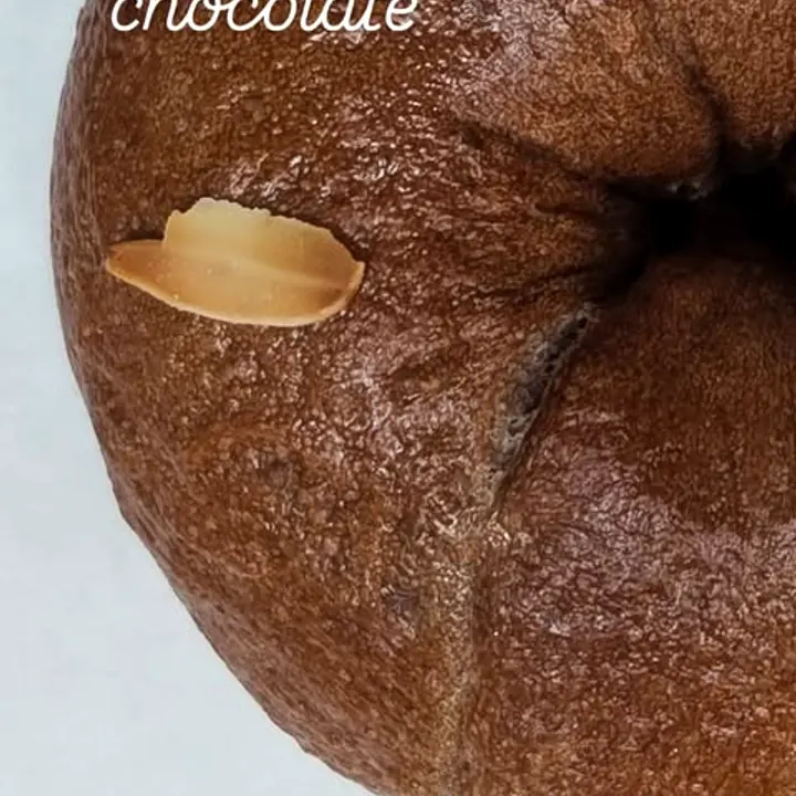 chocolateと書かれたアーモンドスライスがのったチョコレートベーグル
